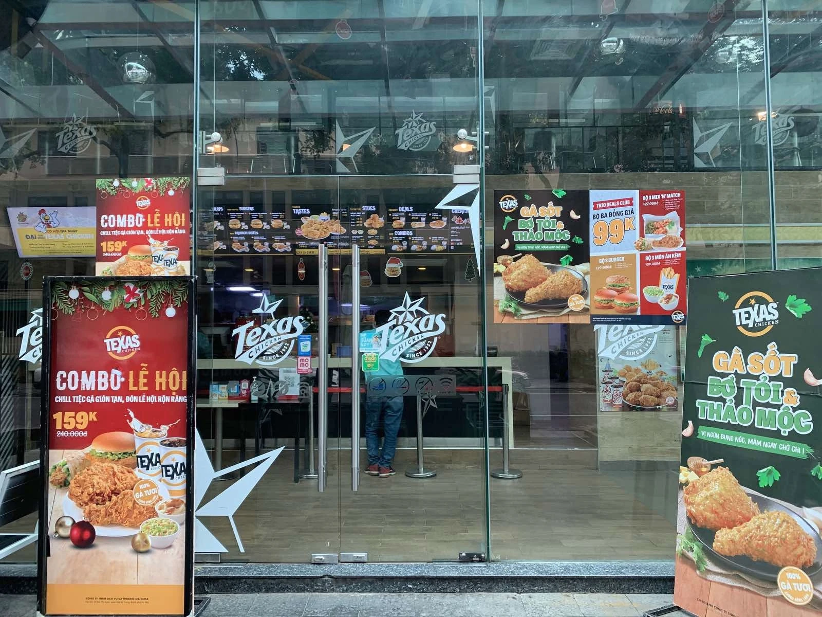 Nhận diện và ấn phẩm tại mặt tiền cửa hàng