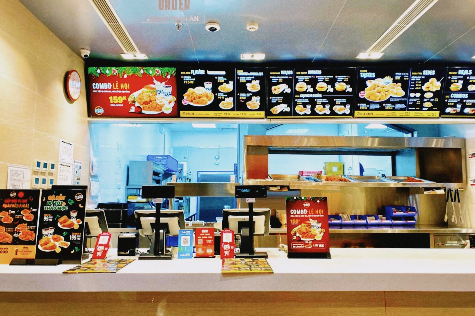Không gian quầy và hệ thống menu